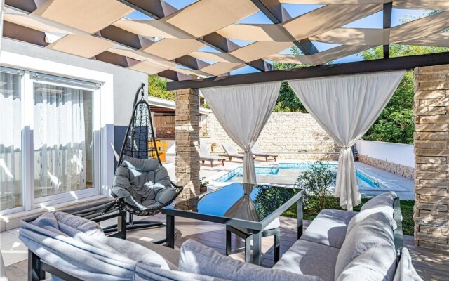 Nice Home in Kastel Stari With Wifi and 3 Bedrooms