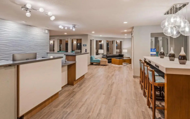 Magnuson Hotel and Suites Lansing