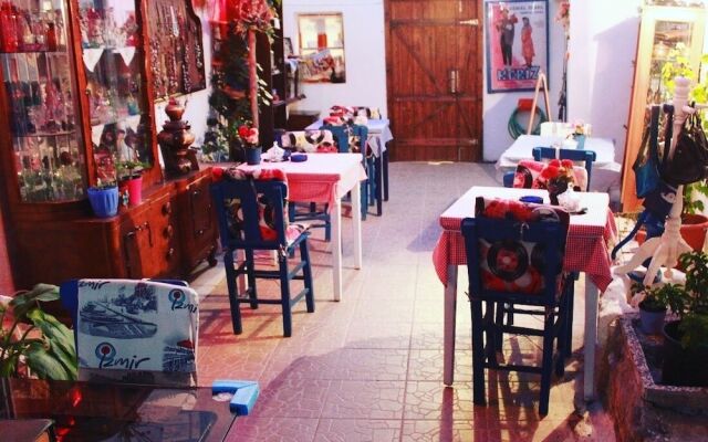 Sigacik Kaleici Pansiyon Nostalji Kafe