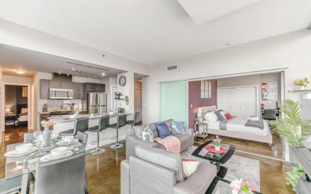 Upscale 2BR Condo - King Bed - Stunning City Views