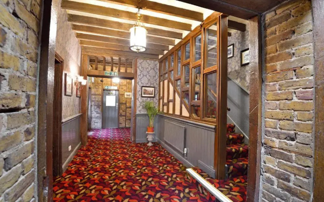 The Royal Victoria & Bull Hotel