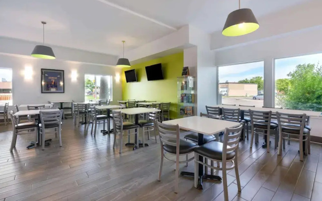 Super 8 Winnipeg West