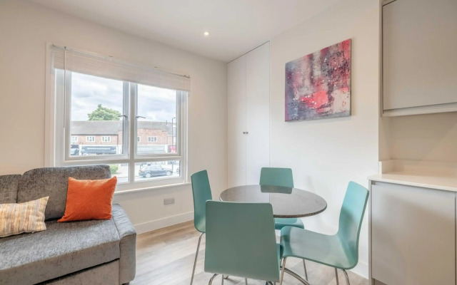 EasyStays - Modern Apartments in Windsor with Parking