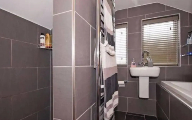 3 Bed House In Harrogate 2 Hot Tubs & Pet Freindly