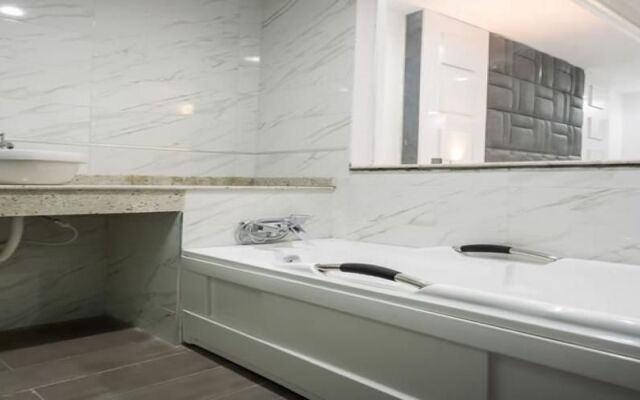 Caesar's Luxury Hotel	
