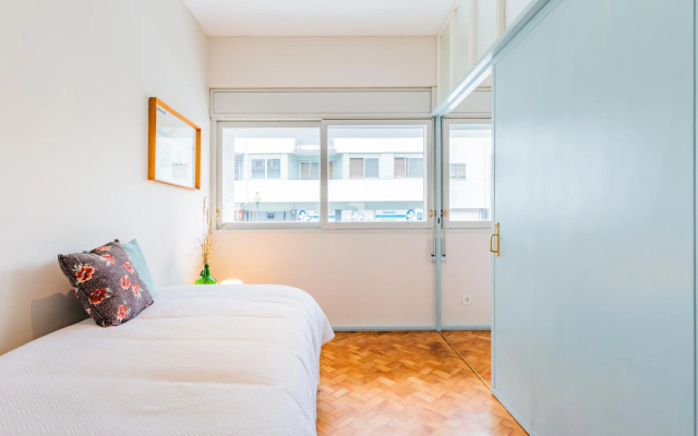 UNIQUE Modernist Duplex apartment & PARKING