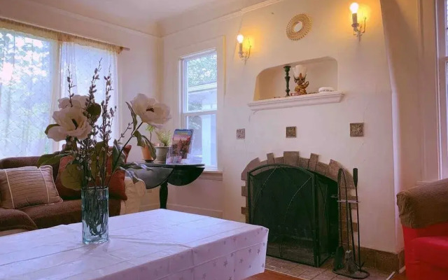 Eastlake Little Oasis