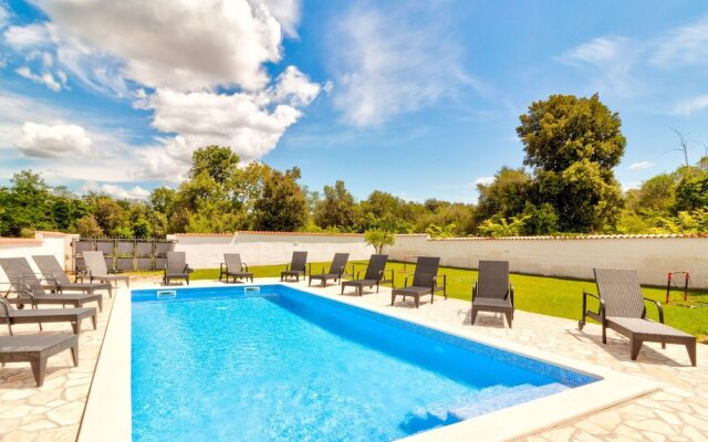 Cozy Holiday Home in Banjole near Pula City Center