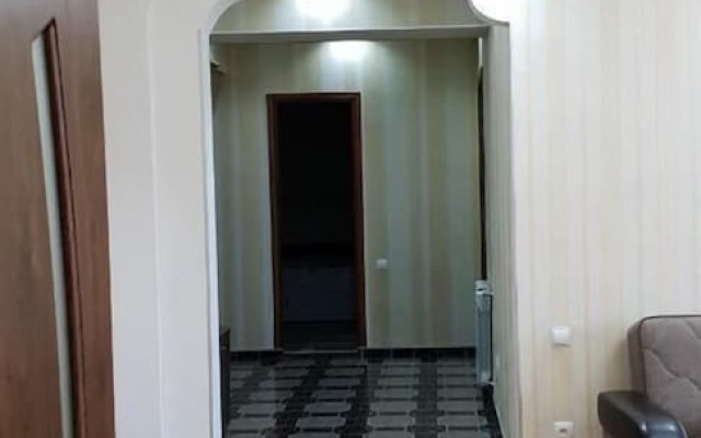 Apartment on Kandelaki Str.