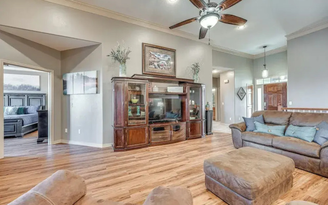 Relax Fireside: Branson West Gem w/ Hot Tub Access