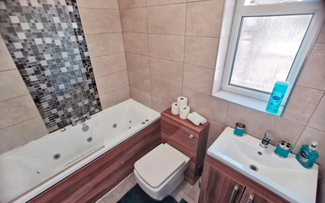 Charming 4-bed House in Manchester