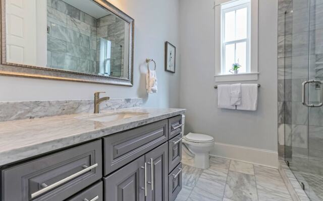 Chic 4 BR Condo - Large Pool - Perfect Location