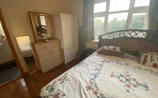 2-bed Apartment in High Wycombe Private Garden