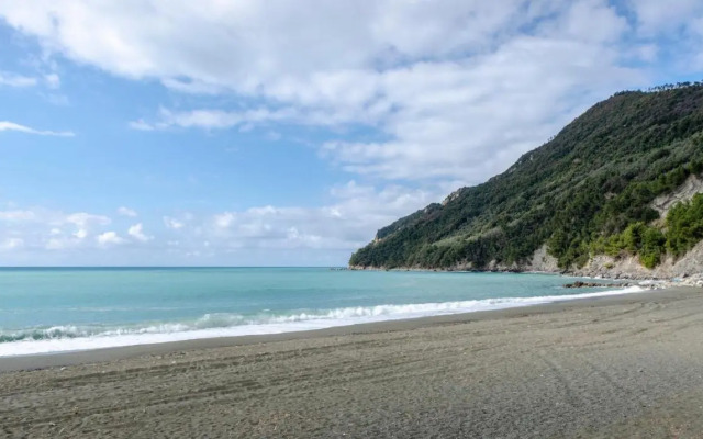 ALTIDO Great Flat with Balcony & Sea View near Beach