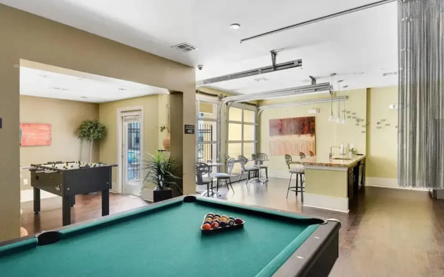 Prime Soco 2BR King Suite w Gympickleballlaundry