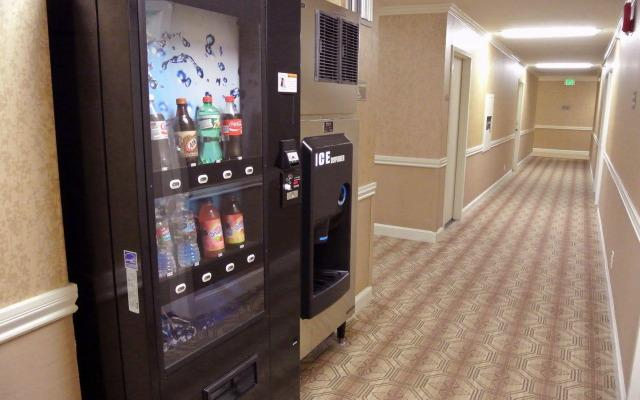 Cow Hollow Inn & Suites