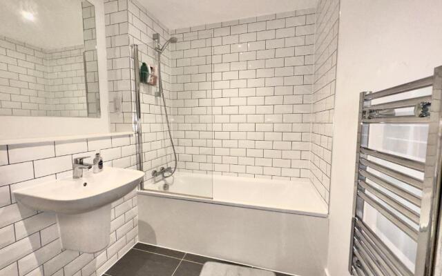 Modern 2 Bedroom Apartment - Manchester Old Trafford