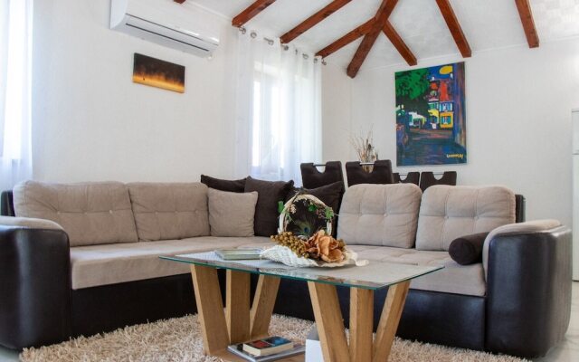 Three Holiday Homes - H1 Azur