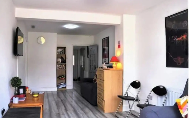 5 Bed Family Home Greater London, Free Parking