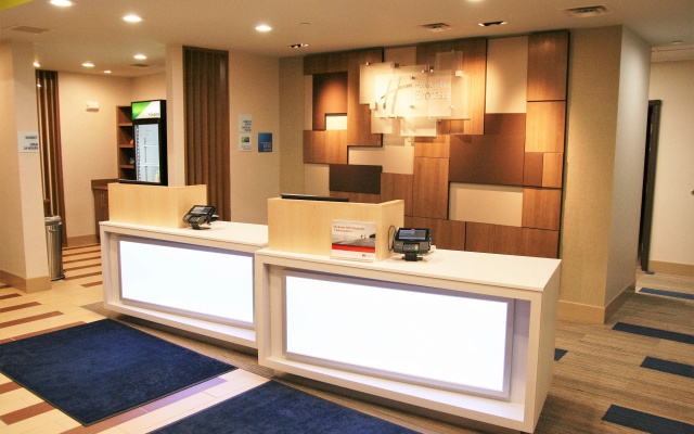 Holiday Inn Express & Suites Clarion