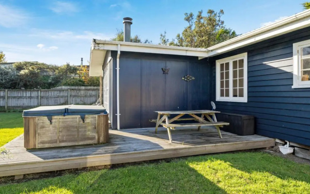 The Little Blue Bach - Waikanae Beach Holiday Home