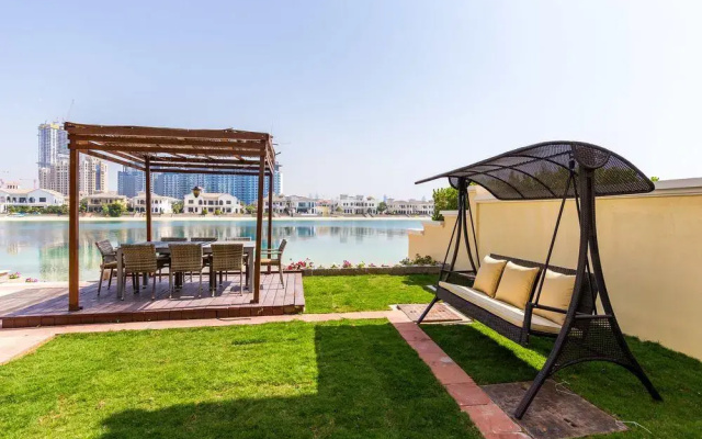 Palm Jumeirah Villa in Frond O by Deluxe Holiday Homes