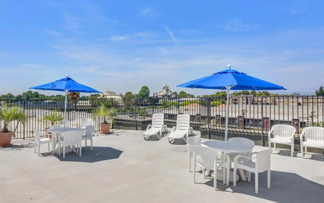 Anaheim Desert Inn and Suites