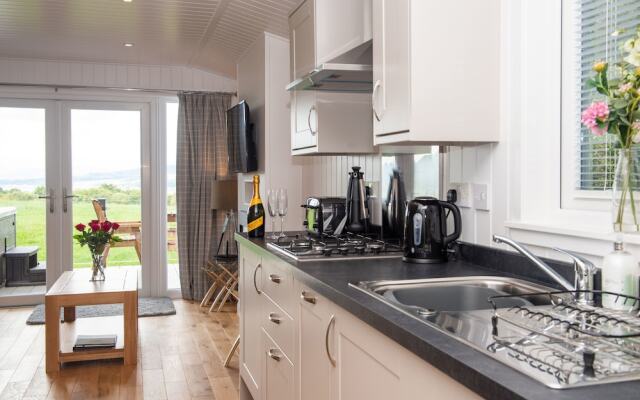 Super King Lodge-sleeps 2-hottub-sea View