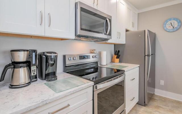 Dip Inn by Oak Island Accommodations