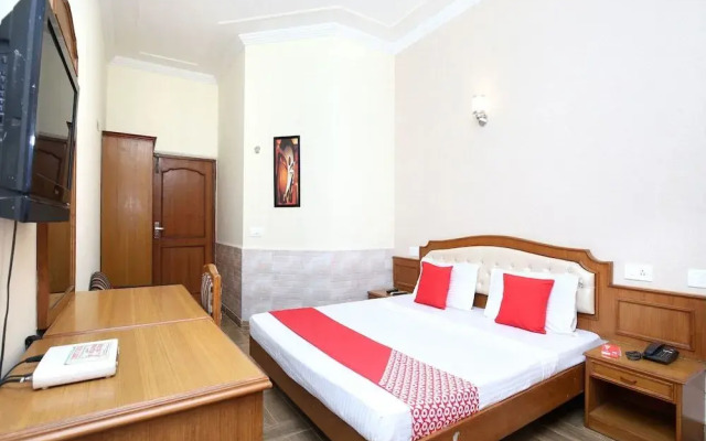 OYO 16376 Hotel Paras