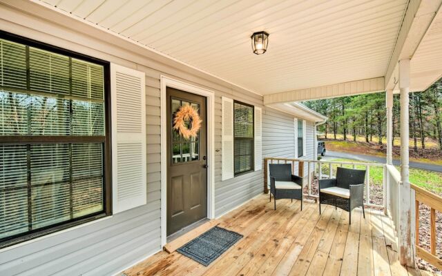Beautiful Clarkesville Home ~ 8 Mi to Helen!