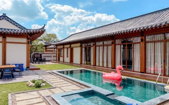 Krajokkaew Ling an 4 bedroom pool villa