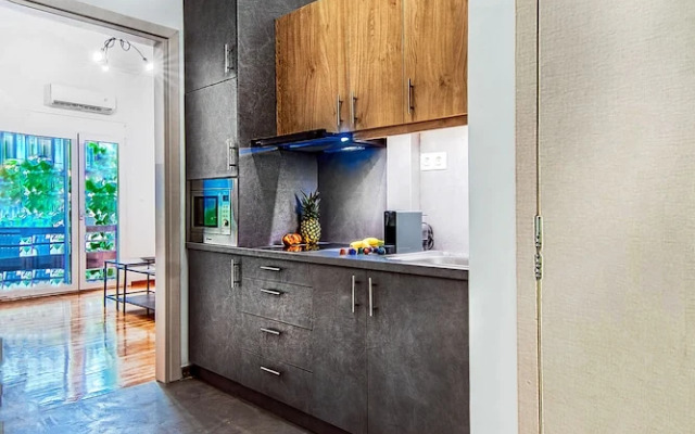 Modern and Stylish Renovated Flat, next to Metro