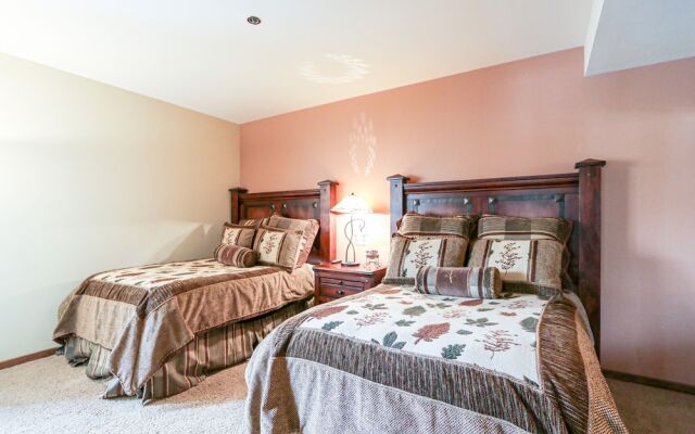 Silver Bear 22 Pet-Friendly, Cozy, Underground Parking, Walk to Canyon Lodge by RedAwning