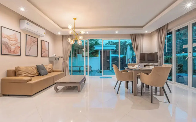 Palm Oasis Pool Villa by Pattaya Holiday