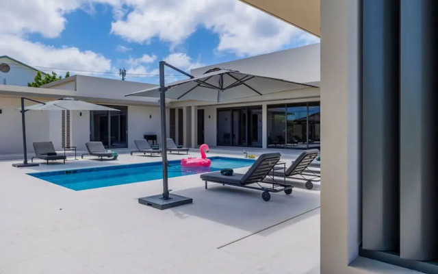 New Designer Villa King Beds Pool Near Beach