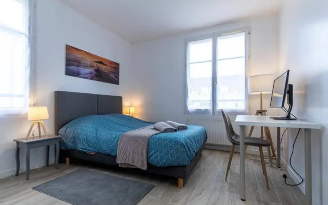 Disneyland House - Terrace - Sunny - Parking