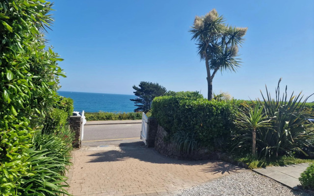 Blue Hills Luxury Coastal Apartment