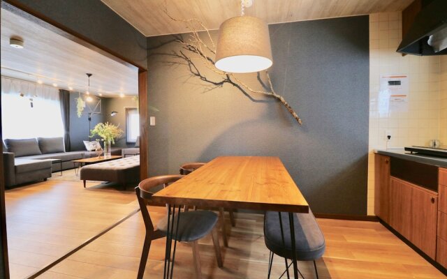 Hiragishi House