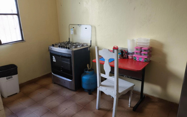 Casa grande em área central, bem iluminada e vent.