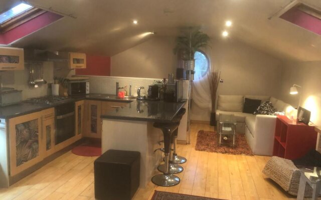 Isolated Self'contained Studio in leafy Belfast