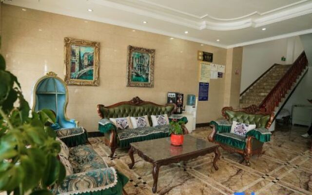 CLOUDS Hotel (Luoping Margaret)