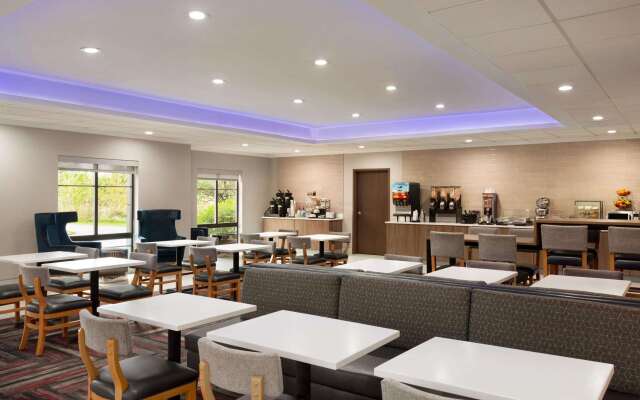 La Quinta Inn & Suites by Wyndham Lackawanna