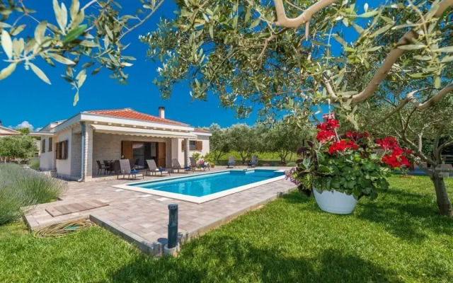 Brandneue Villa mit Pool