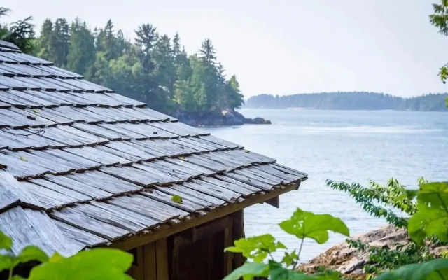 Tofino Oceanfront Hotel Suite 2