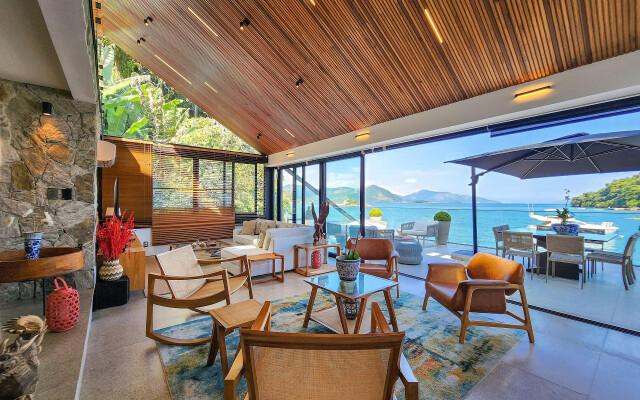 Casa espetacular com 9 suítes, frente mar, completíssima