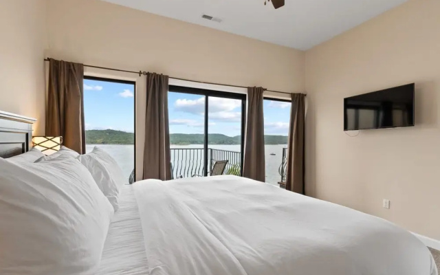 Deluxe 2 Bedroom Villa Lakefront