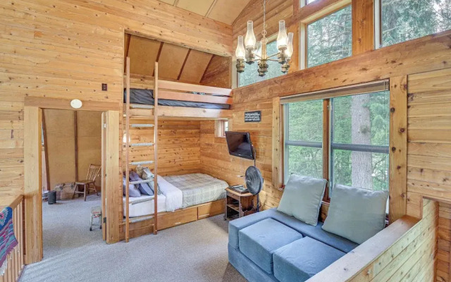 Riverfront Skykomish Cabin w/ Private Hot Tub!
