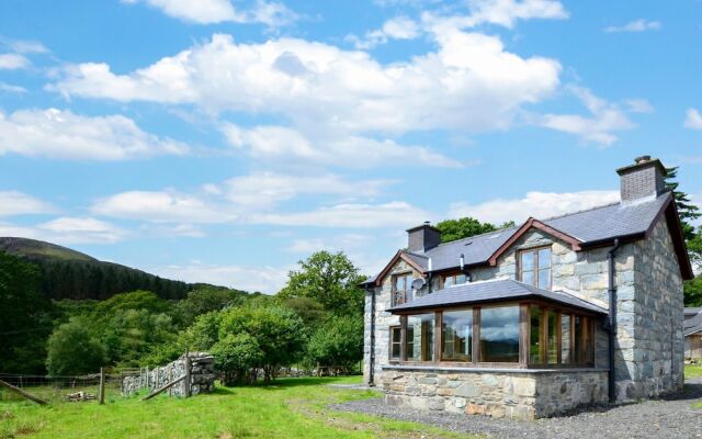 Spacious Holiday Home in Ganllwyd near River