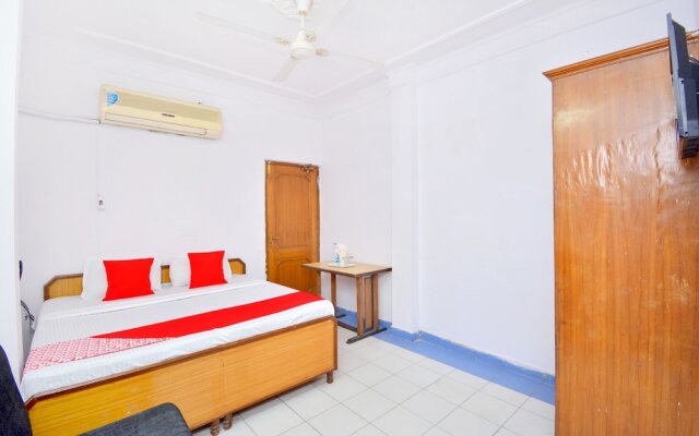 White House Continental by OYO Rooms